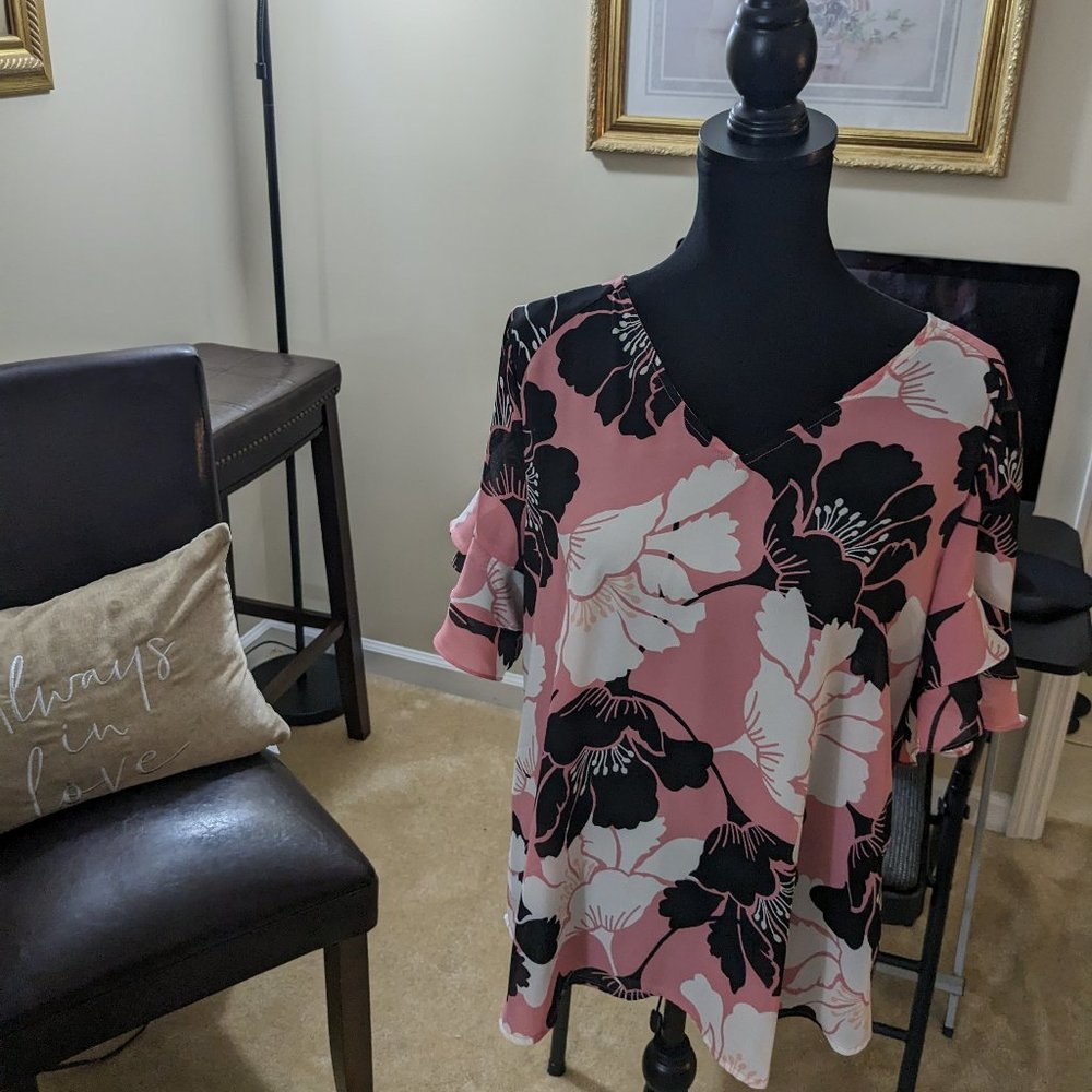 Worthington Womens Top M Short Flutter Sleeves Pink Black and White Floral